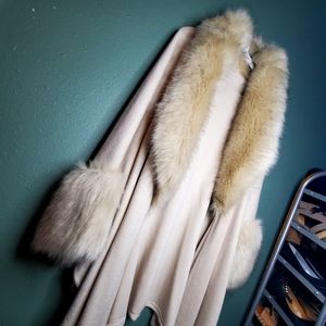 One size fits all pink fur collar cape